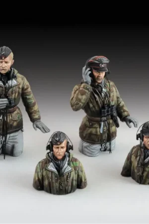 Exclusieve Aanbieding Royal Model: 1/35; German tank crew in winter dress - WWII