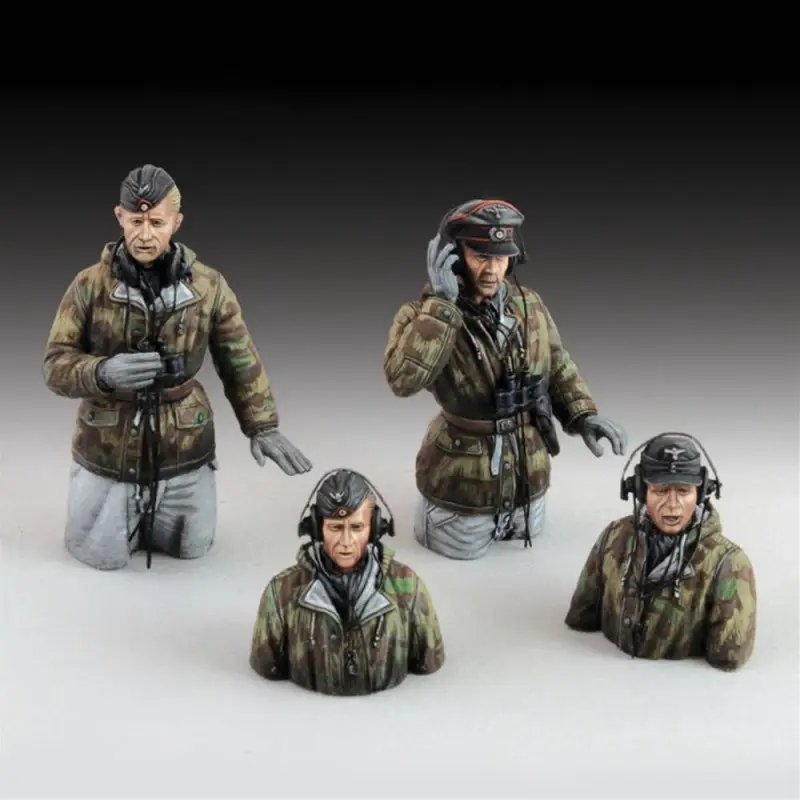 Exclusieve Aanbieding Royal Model: 1/35; German tank crew in winter dress - WWII